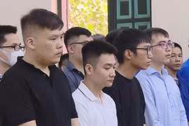Bị cáo Nguyễn Minh Thành (ngoài cùng bên trái) cùng các đồng phạm tại phiên tòa. (Ảnh: Thành Phương/TTXVN)