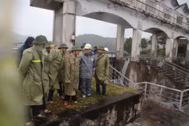 Bộ trưởng NN và PTNT Lê Minh Hoan kiểm tra công tác phòng chống bão số 3 tại hồ chứa nước Yên Lập (thị xã Quảng Yên). (Ảnh: Thanh Vân/TTXVN)