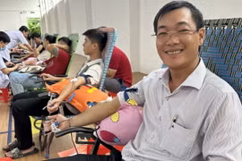 Anh Nguyễn Văn Dương tham gia hiến máu nhân đạo lần thứ 63 tại thành phố Rạch Giá, tỉnh Kiên Giang vào tháng 7/2024. (Ảnh: Lê Sen/TTXVN)