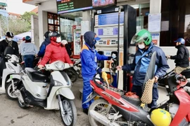 Mua bán xăng, dầu tại điểm kinh doanh xăng, dầu trên địa bàn Hà Nội. (Ảnh: Trần Việt/TTXVN)