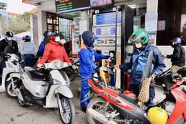 Mua bán xăng, dầu tại điểm kinh doanh xăng, dầu trên địa bàn Hà Nội. (Ảnh: Trần Việt/TTXVN)