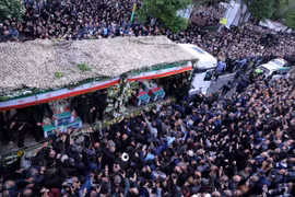 Video 'biển người' đưa tiễn cố Tổng thống Iran Ebrahim Raisi