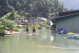 Người dân ở xã Quang Vinh, huyện Trùng Khánh (Cao Bằng) dùng bè để di chuyển do ngập sâu, ảnh chụp ngày 27/8. (Ảnh: Chu Hiệu/TTXVN)