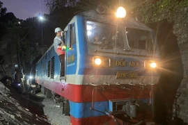 Đoàn tàu hàng HH 84 nặng gần 850 tấn với 18 toa hàng bắt đầu thử tải hầm đường sắt Bãi Gió. (Ảnh: Đặng Tuấn/TTXVN)