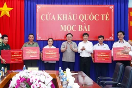 Chủ tịch Quốc hội Vương Đình Huệ thăm Cửa khẩu Quốc tế Mộc Bài