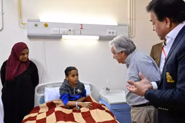 Tổng thư ký LHQ Antonio Guterres thăm hỏi một bệnh nhi từ Dải Gaza được sơ tán sang bệnh viện ở El-Arish, Ai Cập để điều trị, ngày 23/3. (Ảnh: AFP/TTXVN)
