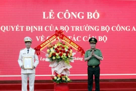 Trung tướng Lê Quốc Hùng, Thứ trưởng Bộ Công an thay mặt Lãnh đạo Bộ trao quyết định và chúc mừng Đại tá Vũ Như Hà được điều động, bổ nhiệm làm Giám đốc Công an tỉnh Lạng Sơn. (Ảnh: TTXVN phát)