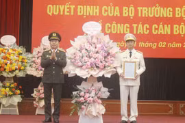 Thượng tướng Trần Quốc Tỏ, Ủy viên Trung ương Đảng, Thứ trưởng Bộ Công an trao quyết định bổ nhiệm Đại tá Thân Văn Hải giữ chức vụ Giám đốc Công an tỉnh Vĩnh Phúc. (Ảnh: Nguyễn Thảo/TTXVN)
