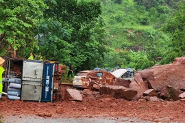 Những tảng đá lớn lăn trúng làm ô tải bị lật, xe ô tô con bị hư hỏng, 8 người bị thương nhẹ. (Nguồn: Công an cung cấp)