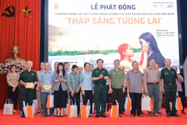 20 nạn nhân chất độc da cam/dioxin nhận quà tại chương trình. (Ảnh: Hoàng Hiếu/TTXVN)