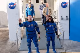 Hai phi hành gia Mỹ Butch Wilmore (trái) và Suni Williams trước khi lên tàu vũ trụ Boeing Starliner tại Mũi Canaveral, bang Florida, Mỹ ngày 5/6/2024. (Ảnh: THX/TTXVN)