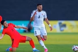 Iraq (áo trắng) trong trận đấu với Hàn Quốc.
