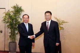 Bí thư Thành ủy Thành phố Hồ Chí Minh Nguyễn Văn Nên (trái) tiếp ông Lưu Ninh, Bí thư Đảng ủy Khu Tự trị Dân tộc Choang Quảng Tây, Trung Quốc. (Ảnh: Xuân Khu/TTXVN)