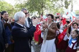 Tổng Bí thư Nguyễn Phú Trọng với nhân dân và học sinh Cuba tại Tượng đài Hồ Chí Minh ở Công viên Hòa Bình, Thủ đô La Habana, chiều 28/3/2018. (Ảnh: Trí Dũng/TTXVN)