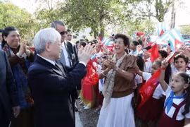 Tổng Bí thư Nguyễn Phú Trọng với nhân dân và học sinh Cuba tại Tượng đài Hồ Chí Minh ở Công viên Hòa Bình, Thủ đô La Habana, chiều 28/3/2018. (Ảnh: Trí Dũng/TTXVN)