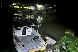 Các ngư dân được yêu cầu chằng buộc tàu, thuyền, không ra khơi khi biển động. (Ảnh: TTXVN phát)