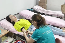 Chị Nguyễn Thị Vân Hiền, thành viên nhóm máu B Rh- hiến máu tình nguyện. (Ảnh: Đinh Hằng/TTXVN)