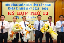 Ông Nguyễn Hồng Thanh (thứ 2, từ trái sang) được bầu giữ chức vụ Phó Chủ tịch UBND tỉnh Tây Ninh nhiệm kỳ 2021-2026. (Ảnh: Minh Phú/TTXVN)