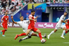 Jordan (áo đỏ) đã vượt qua Iraq để giành vé vào tứ kết Asian Cup 2023. (Ảnh: AFP/TTXVN)
