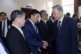 Chủ tịch nước Tô Lâm với cán bộ, nhân viên Đại sứ quán và kiều bào tại Lào. (Ảnh: Nhan Sáng/TTXVN)