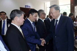 Chủ tịch nước Tô Lâm với cán bộ, nhân viên Đại sứ quán và kiều bào tại Lào. (Ảnh: Nhan Sáng/TTXVN)