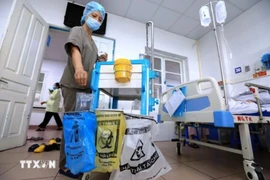 Chất thải y tế được phân loại ngay tại nơi khám chữa bệnh, được chia thành các túi nylon theo mẫu quy định. (Ảnh: Thành Đạt/TTXVN)