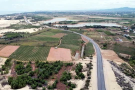 Dự án thành phần 1 - Đường ven biển đoạn qua tỉnh Quảng Bình có chiều dài 80km, tổng mức đầu tư 2.197 tỷ đồng. (Ảnh: Tá Chuyên/TTXVN)