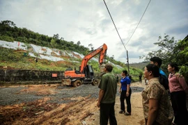 Người dân sinh sống dưới chân đồi Lủ Thao mong ngóng những giải pháp chống sạt lở của chính quyền huyện Lương Sơn để sớm ổn định cuộc sống. (Ảnh: Trọng Đạt/TTXVN)