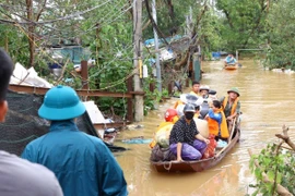 Người dân bãi giữa và ven bờ sông Hồng đưa tài sản, đồ đạc và vật nuôi vào bờ, sơ tán tại địa bàn phường Yên Phụ (quận Tây Hồ), Phúc Xá (quận Hoàn Kiếm). (Ảnh: Huy Hùng/TTXVN)