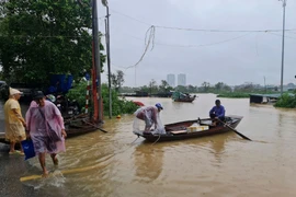 Nước sông Hồng dâng cao, ảnh hưởng đến đời sống sinh hoạt, di chuyển của người dân. (Ảnh: TTXVN phát)