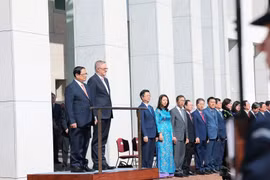 Thủ tướng Phạm Minh Chính và Thủ tướng Australia Anthony Albanese nghe quân nhạc cử quốc thiều hai nước. (Ảnh: Dương Giang/TTXVN)