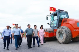 Thủ tướng Phạm Minh Chính kiểm tra tiến độ dự án đầu tư xây dựng đường Vành đai 4-Vùng Thủ đô đoạn qua tỉnh Bắc Ninh. (Ảnh: Dương Giang/TTXVN)