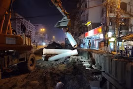 Các nhà thầu tăng ca tăng kíp để đuổi kịp tiến độ do trước đó có khó khăn về mặt bằng. (Ảnh: Huy Hùng/TTXVN)