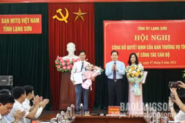 Ông Hoàng Văn Nghiệm, Phó Bí thư Thường trực Tỉnh ủy, Trưởng Đoàn đại biểu Quốc hội tỉnh trao quyết định và tặng hoa các đồng chí đến nhận công tác tại Ủy ban MTTQ Việt Nam tỉnh. (Nguồn: Báo Lạng Sơn)