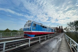 Tàu hỏa lưu thông qua cầu Long Biên chiều 13/9. (Ảnh: Quốc Khánh/TTXVN)