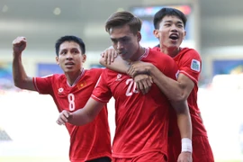 Tuyển Việt Nam thi đấu quả cảm trong ngày chia tay Asian Cup 2023. (Ảnh: Hoàng Linh/TTXVN)