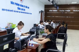 Người dân, doanh nghiệp đến bộ phận một cửa Trung tâm dịch vụ hành chính công tỉnh Lào Cai giải quyết thủ tục hành chính. (Ảnh: Quốc Khánh/TTXVN)