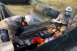 Nhân viên Trung tâm Quan trắc tài nguyên và môi trường tỉnh Tuyên Quang lấy mẫu nước tại xã Bình Phú (huyện Chiêm Hóa). (Ảnh: TTXVN phát)
