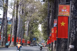 Băngrôn, khẩu hiệu được treo dọc khắp tuyến đường Trần Phú, quận 5, Thành phố Hồ Chí Minh nhằm chào mừng kỷ niệm Ngày Giải phóng miền Nam, thống nhất đất nước. (Ảnh: Thu Hương/TTXVN)