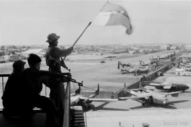 Cờ giải phóng tung bay trên sân bay Tân Sơn Nhất, ngày 30/4/1975. (Ảnh: Quang Thành/TTXVN)