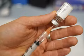 Nhân viên y tế chuẩn bị tiêm vaccine phòng dịch sởi. (Nguồn: Getty Images)