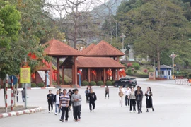 Khách du lịch tham quan khu vực Cửa khẩu quốc tế Hữu Nghị, tỉnh Lạng Sơn. (Ảnh: Quang Duy/TTXVN)