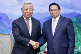 Thủ tướng Phạm Minh Chính tiếp ông Kim Lập Quần, Chủ tịch Ngân hàng Đầu tư Cơ sở hạ tầng Châu Á (AIIB). (Ảnh: Dương Giang/TTXVN)
