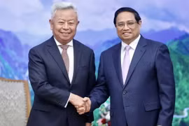 Thủ tướng Phạm Minh Chính tiếp ông Kim Lập Quần, Chủ tịch Ngân hàng Đầu tư Cơ sở hạ tầng Châu Á (AIIB). (Ảnh: Dương Giang/TTXVN)