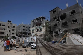 Những ngôi nhà bị phá hủy sau cuộc tấn công của Israel vào trại tị nạn Nuseirat ở Dải Gaza, ngày 8/6. (Ảnh: THX/TTXVN)