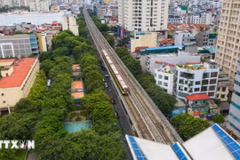 Đoàn tàu chạy kiểm tra định kỳ Dự án metro Nhổn-Ga Hà Nội. (Ảnh: Tuấn Anh/TTXVN)