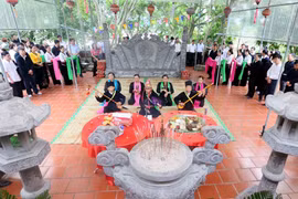 Các nghệ nhân thực hiện Nghi lễ cúng Tết Xíp xí tại Đền Linh Sơn Thủy Từ, huyện Quỳnh Nhai, tỉnh Sơn La. (Ảnh: Quang Quyết/TTXVN)