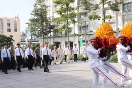 Tổng Bí thư, Chủ tịch nước Tô Lâm và các đại biểu dâng hoa tưởng niệm trước Tượng đài Chủ tịch Hồ Chí Minh trên Đường Nguyễn Huệ. (Ảnh: Lâm Khánh/TTXVN)