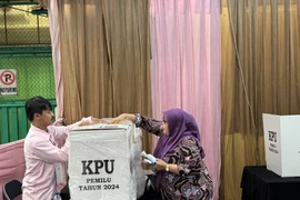 Bà Sri Suhartini, cử tri Jakarta bỏ phiếu. (Ảnh: Đỗ Quyên/Vietnam+)