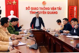 Ông Khuất Việt Hùng, Phó Chủ tịch Chuyên trách Ủy ban ATGT Quốc gia tại cuộc họp nhanh với các lực lượng chức năng để đánh giá và làm rõ nguyên nhân vụ tai nạn. (Ảnh: Quang Cường/TTXVN)